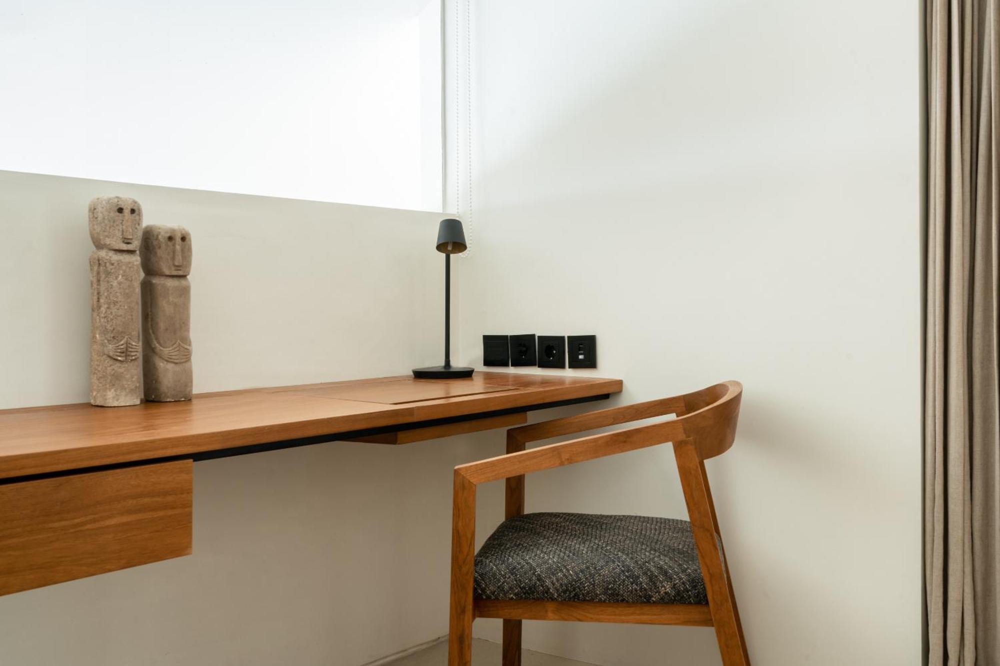 מלון אובוד Bisma Eight - Chse Certified חדר תמונה A desk with a chair