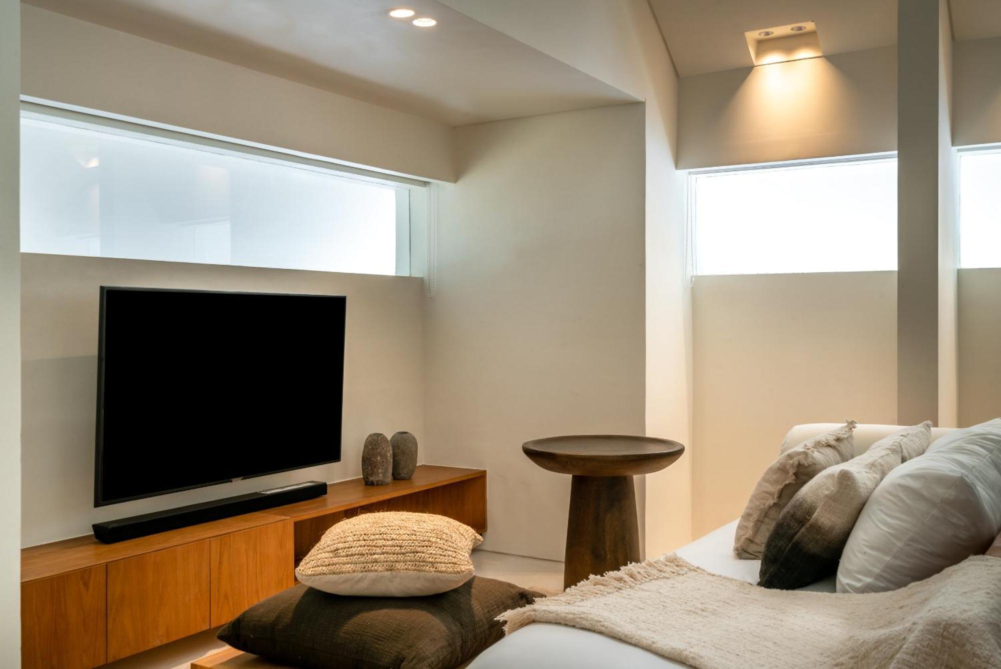 מלון אובוד Bisma Eight - Chse Certified חדר תמונה A living room with indirect lighting